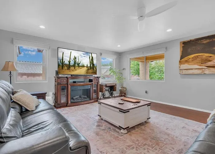 Spacious With Pool & Bike Access *
