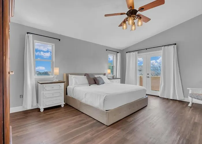 Spacious With Pool & Bike Access *