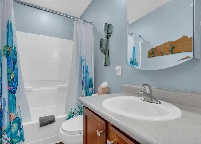 Spacious With Pool & Bike Access