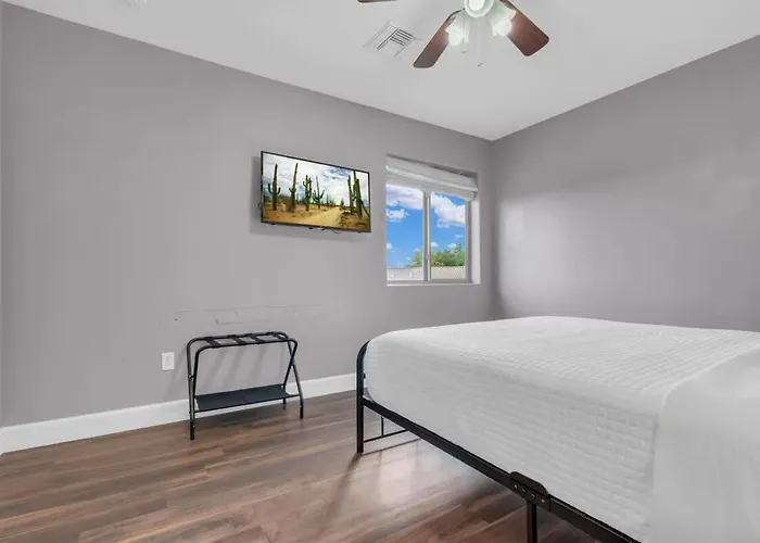 Spacious With Pool & Bike Access Holiday home Tucson