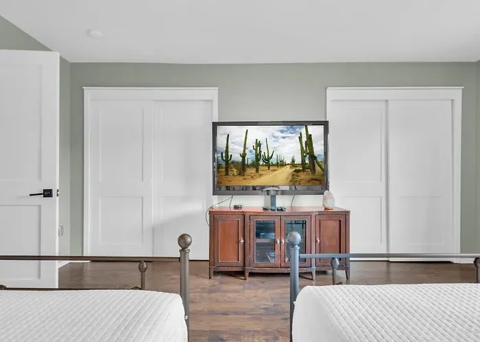 Spacious With Pool & Bike Access Holiday home Tucson