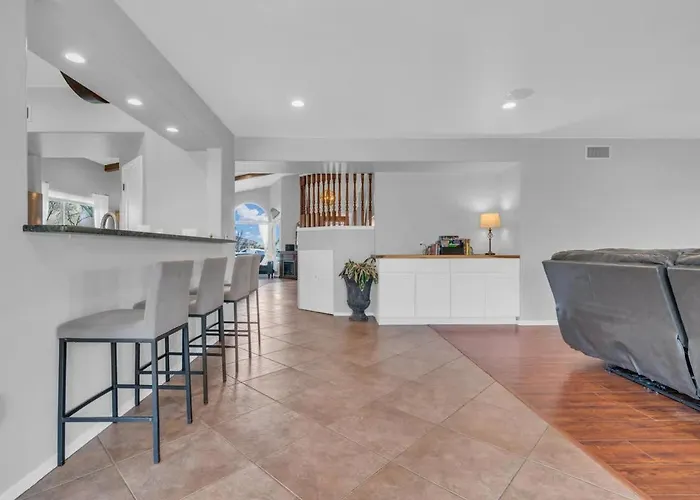 Spacious With Pool & Bike Access Holiday home Tucson