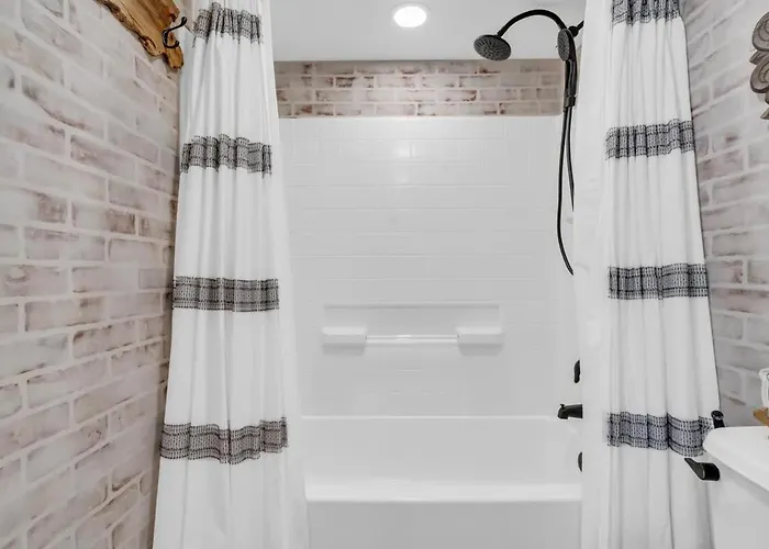 Spacious With Pool & Bike Access