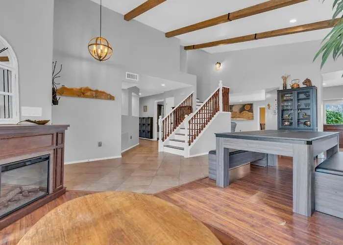 Spacious With Pool & Bike Access Holiday home Tucson