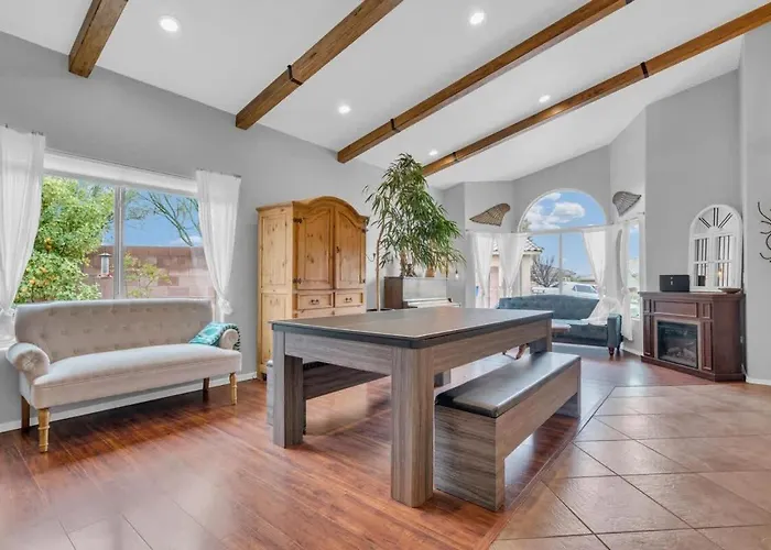 Spacious With Pool & Bike Access Holiday home Tucson
